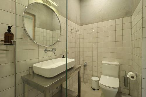 Un baño de Modern Villa with Pool & Mountain Views -by Wehost