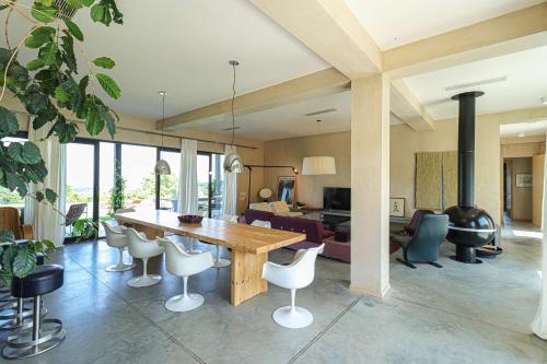 Una televisión o centro de entretenimiento en Modern Villa with Pool & Mountain Views -by Wehost