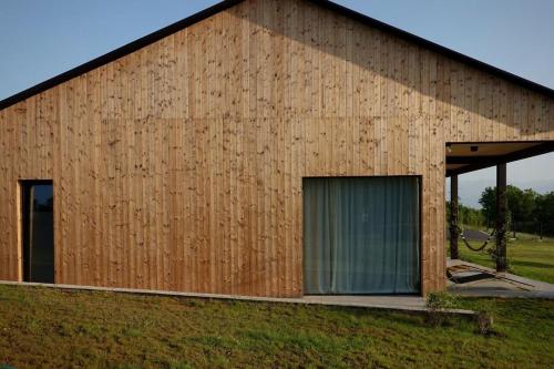 El edificio en el que está la casa vacacional