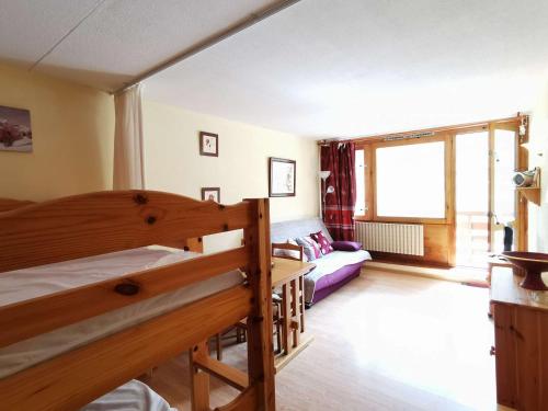 - une chambre avec 2 lits superposés et un canapé dans l'établissement Studio cosy 4 pers, balcon sud, pied des pistes - La Mongie - FR-1-404-124, à La Mongie