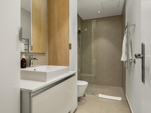 Et badeværelse på The Warwick: Luxury secure apartment in Greenpoint