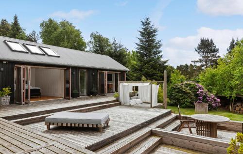 Zahrada ubytování Cozy Home In Vejby With Sauna