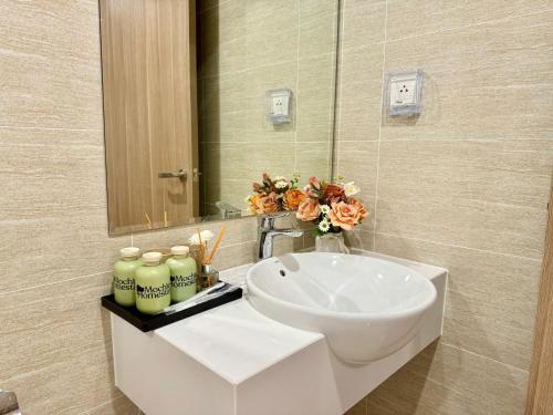 Ένα μπάνιο στο SUNNY HIDEOUT APARTMENT - Soft Queen Bed & Zen Garden, SA5 Vinhomes Smart, Ha Noi - Mochie Homestay