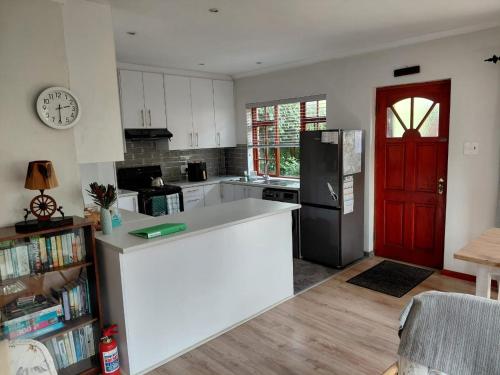 Nhà bếp/bếp nhỏ tại Ballykeep Cottage, Constantia