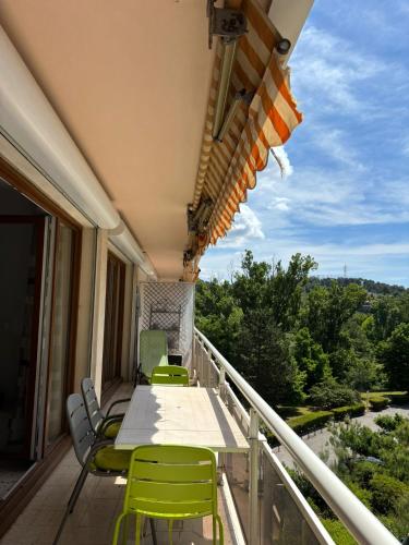 Aix en Provence, dans grande résidence arborée, appartement de 80m2