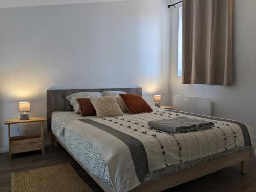 - une chambre avec un grand lit, 2 tables et une fenêtre dans l'établissement ღ Le Petit Jars 2 Chambres Lumineux & Cosy, à La Rochelle