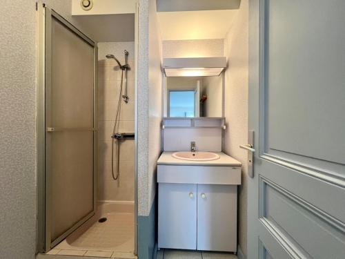 une salle de bain avec un lavabo et une douche dans l'établissement 100 L'Orneau - Plain-pied avec terrasse, idéalement situé, à Saint-Martin-de-Ré