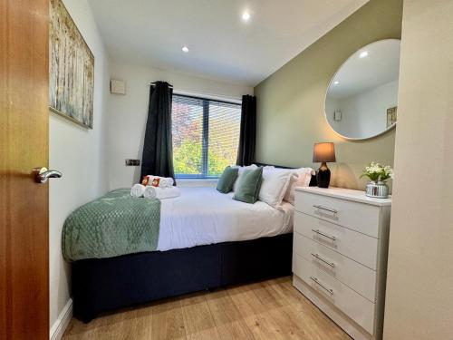 Katil atau katil-katil dalam bilik di Swan Apartments 2B - Perfect for Relocations by Week2Week