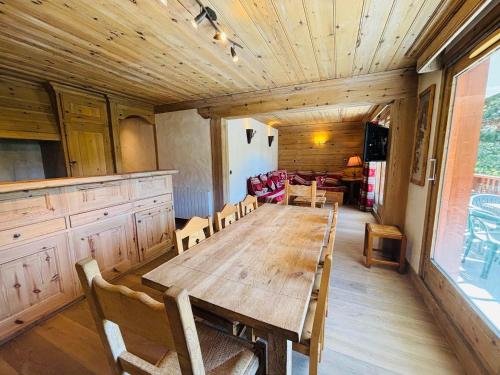 une salle à manger avec une grande table et des chaises en bois dans l'établissement Appartement 3 pièces jusqu'à 6 pers, Méribel centre, proche pistes et commerces - FR-1-411-68, à Les Allues