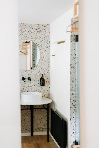 a bathroom with a sink and a mirror at Bumblebee Cabin in Diessen