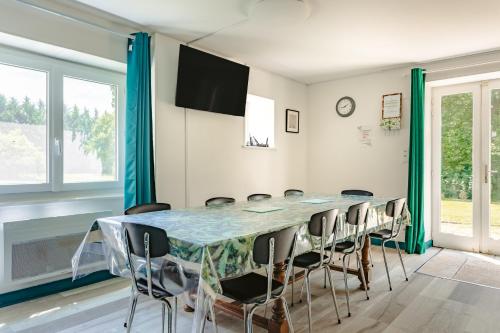 a conference room with a long table and chairs at Gite du Parc in Genouillé