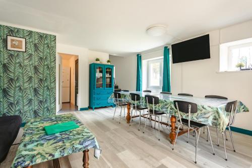 a living room with a table and chairs at Gite du Parc in Genouillé