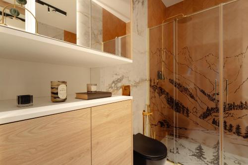 a bathroom with a glass shower with a counter at Landscape Villas - LoftAffair Spa Collection in Kościelisko