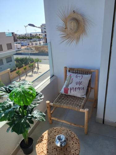 エッサウィラにあるblue perl appartement haut standing luxury servicesのバルコニー(椅子、枕付)