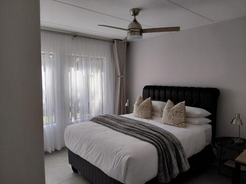 Postel nebo postele na pokoji v ubytování Luxe Dainfern Escape