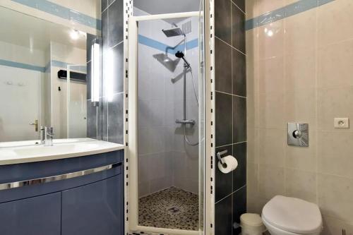 une salle de bain avec une douche avec des toilettes et un lavabo dans l'établissement Le grand jardin, à Saint-Malo