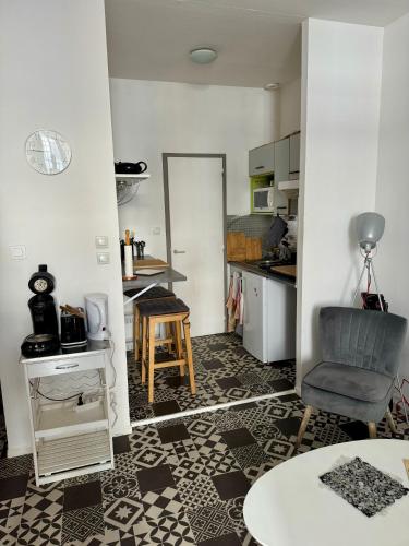 un salon avec une table et une chaise dans l'établissement L appartement du centre, à Montauban