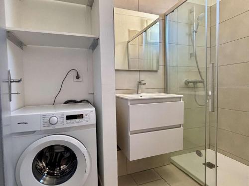 La salle de bains est pourvue d'un lave-linge et d'une douche. dans l'établissement Maison 5 pièces 8 couchages ARGELES SUR MER AR000-070, à Argelès-sur-Mer