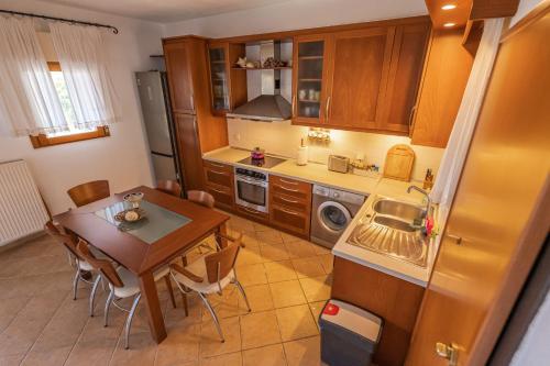 Dapur atau dapur kecil di Helios Villa Fourka
