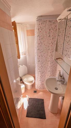 Bilik mandi di Helios Villa Fourka