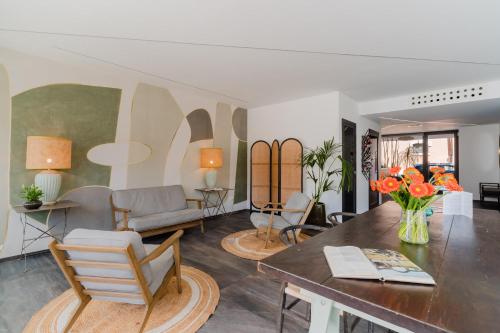 a living room with a table and chairs at Glass House - Smart Rooms & Parking in Lecce