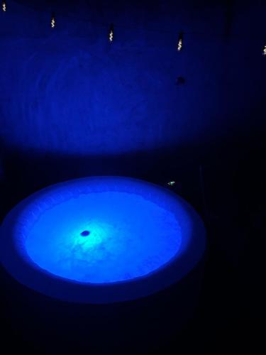 a blue tub in a dark room at La perle du centre - Studio in Limoux