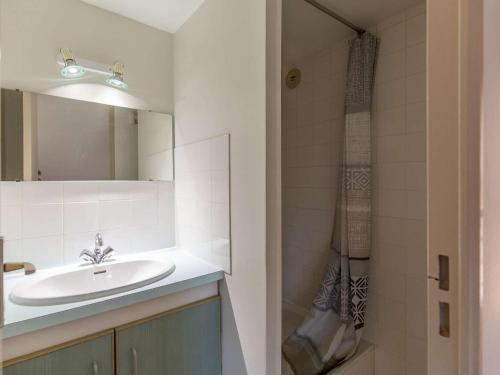 ラ・モンジーにあるDuplex pied de pistes, 8 pers, 2 chambres, balcon sud, parking, station centrale - FR-1-404-337の洗面台と鏡のあるバスルーム