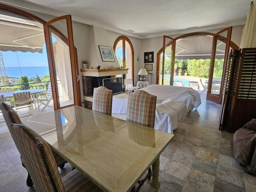 une salle à manger avec une table et un salon dans l'établissement Villa avec piscine privée, climatisation et parking, proche plages aux Issambres - FR-1-768-108, à Saint-Peïre-sur-Mer