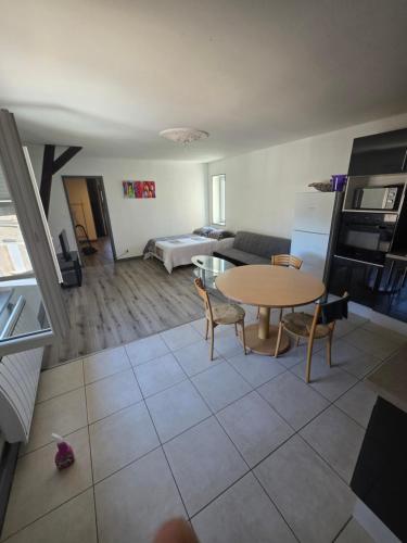 un salon avec une table et un canapé dans l'établissement Appartement 1 chambre n13, à Moulins