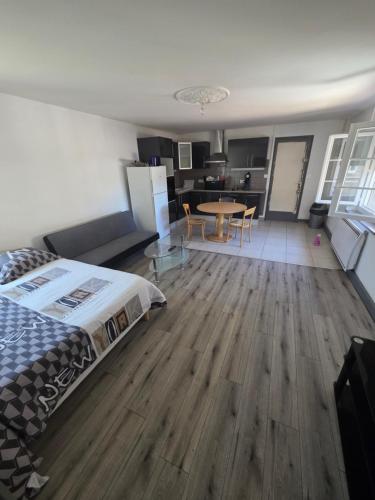 une chambre avec un lit et un salon dans l'établissement Appartement 1 chambre n13, à Moulins