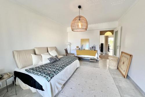 une chambre avec un lit et un salon dans l'établissement Apartment for 2 with balcony - near park, à Vallauris