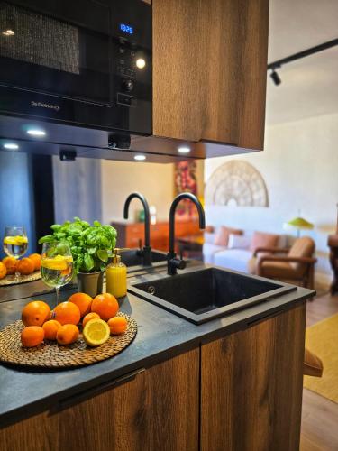 un comptoir de cuisine avec une assiette d'oranges et des verres à vin dans l'établissement Appartement Elégant 3 chambres Saint-Tropez, à Saint-Tropez