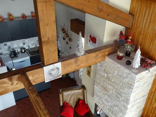 - une vue de tête sur une cuisine avec une cheminée dans l'établissement Duplex Confortable 7 Pers, Centre Les Gets, WiFi, Garage, Proche Commerces et Télécabine - FR-1-802-52, aux Gets