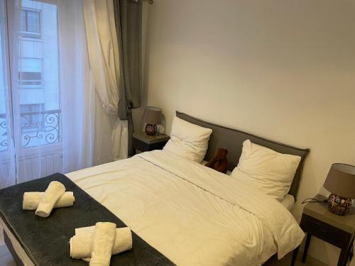 une chambre avec un lit avec deux serviettes dessus dans l'établissement Paris Arc de Triomphe- Tour Eiffel - Champs Élysées - 4 people, à Paris