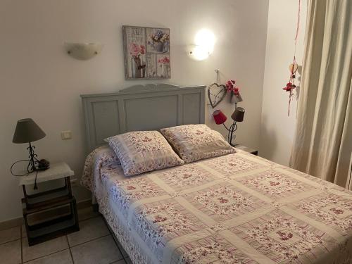 Una cama o camas en una habitación de Gites le Pimayon
