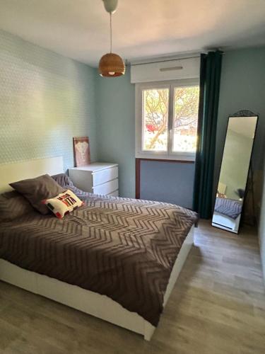 une chambre avec un lit et une fenêtre dans l'établissement Le PassaChristo, à Bandol
