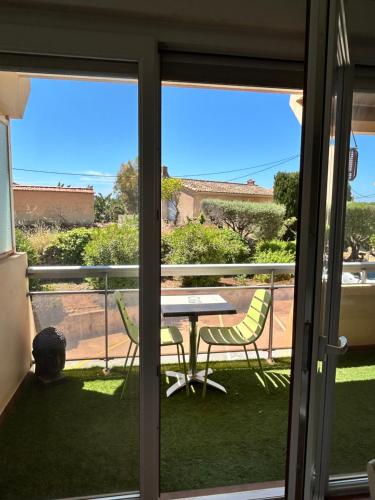 une vue d'un balcon avec une table et des chaises dans l'établissement Le PassaChristo, à Bandol