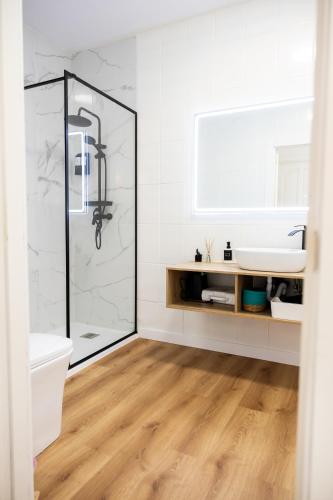 a bathroom with a shower and a sink at Apartamento La Calma, Aventura y descanso in Cazorla