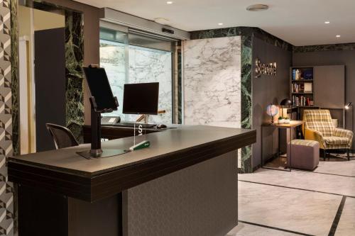 an office with a desk with a computer on it at Sercotel Togumar in Madrid