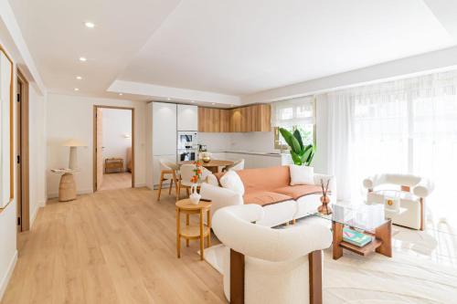 un salon avec un canapé et une table dans l'établissement REF 2011 - Cannes - Apartment for rent, à Cannes