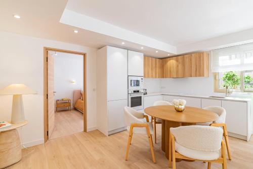 une cuisine et une salle à manger avec une table et des chaises dans l'établissement REF 2011 - Cannes - Apartment for rent, à Cannes