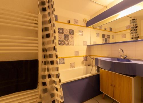 une salle de bain avec une baignoire, un lavabo et une douche dans l'établissement Appartement proche océan - piscine - terrasse - parking, à Moliets-et-Maa