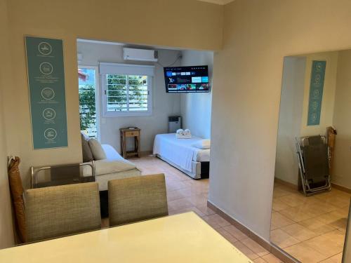 Televisyen dan/atau pusat hiburan di Dos Mareas Apart Piscina Climatizada Cubierta