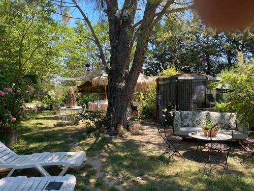 Un jardín fuera de Gites le Pimayon