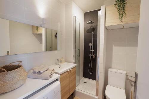 une salle de bain avec toilettes, lavabo et douche dans l'établissement Une Escapade au Vieux Port, à Marseille