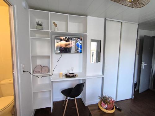 TV a/nebo společenská místnost v ubytování LeRelaisdOdile - Suite Studios Confort - Idéal PRO & Couple - LILLE VAUBAN