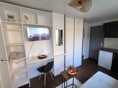 TV a/nebo společenská místnost v ubytování LeRelaisdOdile - Suite Studios Confort - Idéal PRO & Couple - LILLE VAUBAN