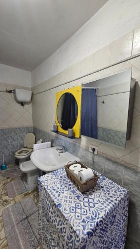 a bathroom with a tub and a sink and a toilet at Il sole della valdichiana in Foiano della Chiana