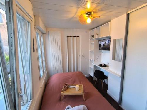 TV a/nebo společenská místnost v ubytování LeRelaisdOdile - Suite Studios Confort - Idéal PRO & Couple - LILLE VAUBAN