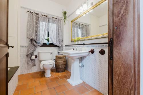 Ένα μπάνιο στο The Rustique - 3bed House In Mellieha By Homely!